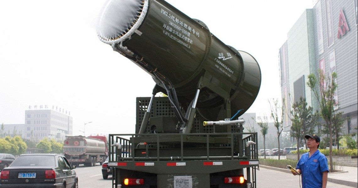 Με γιγαντιαία «πιστολάκια» καταπολεμούν το νέφος στην Ινδία (βίντεο)